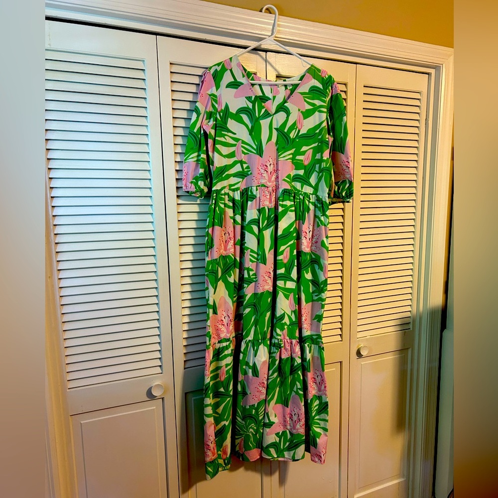 Beautiful v neck midi length dress. Perfect for any summer event. Worn once.